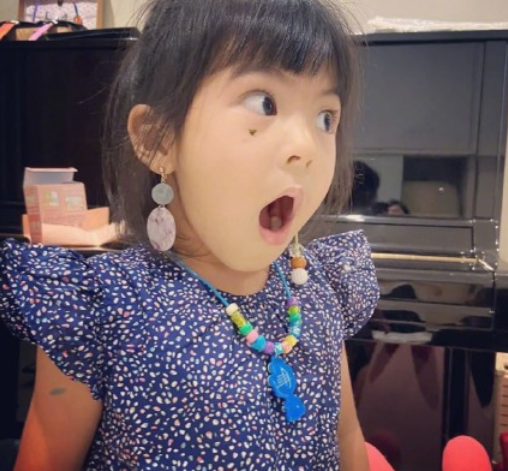 贾静雯两女儿画作太“恐怖”，画风诡异人物张牙舞爪，堪比毕加索