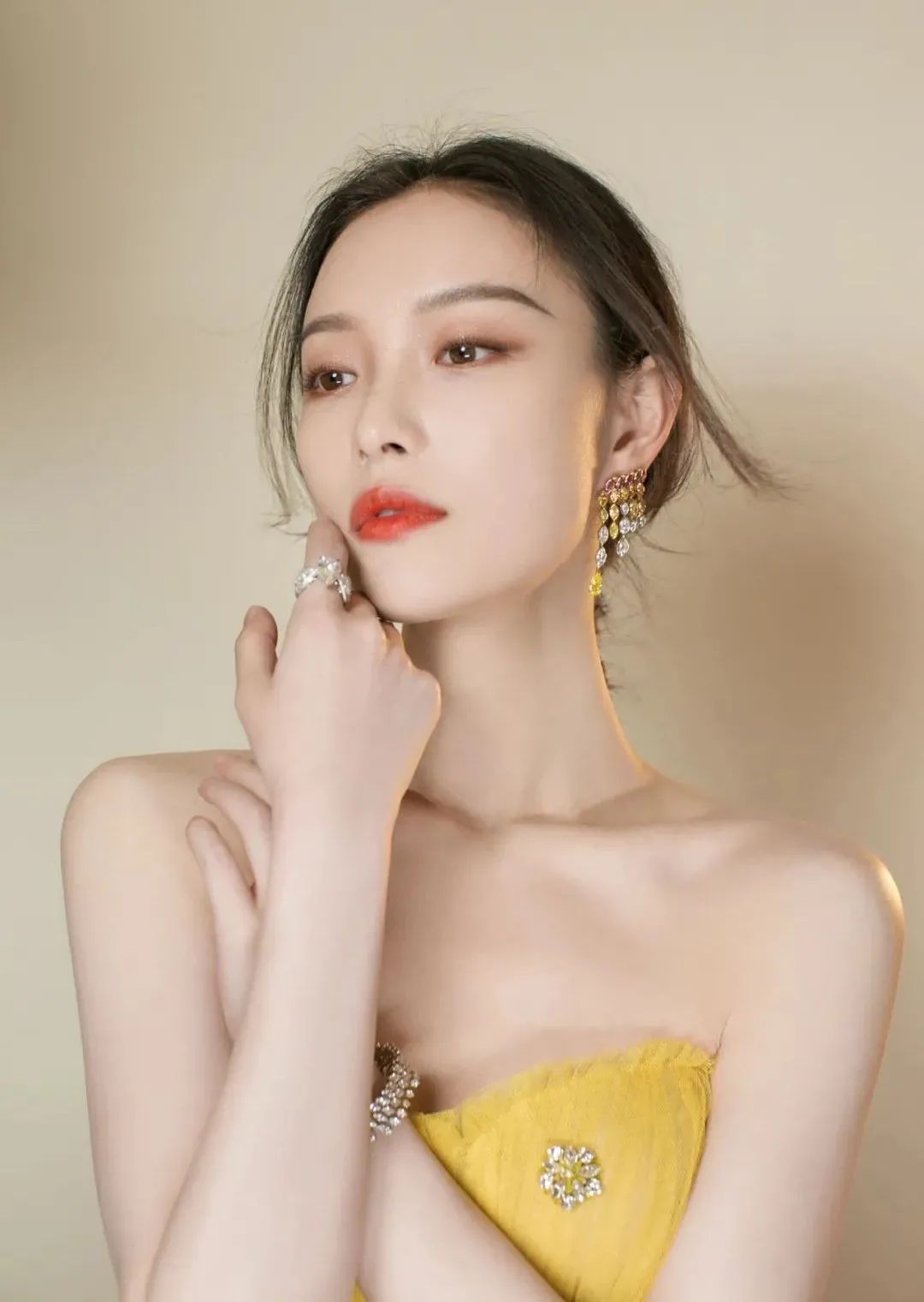 Penta提名倪妮,《流金岁月》朱锁锁换个头就翻红了,背后一扒全是黑料