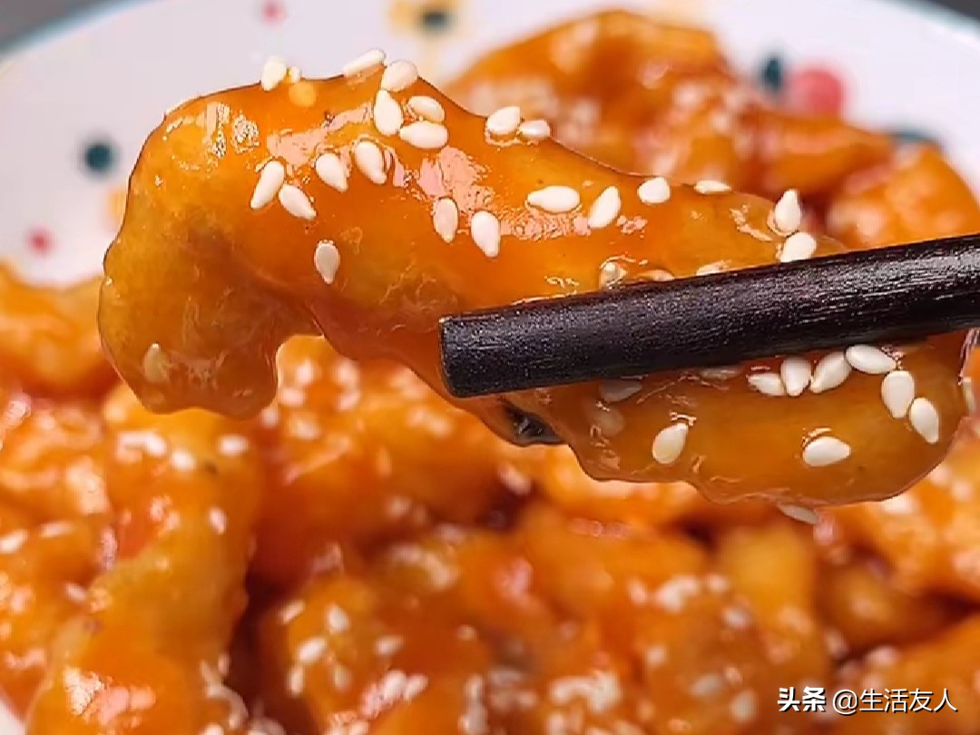 Prepare a piece of chicken breast. The chef teaches you how to make sweet and sour tenderloin, which is more delicious than pork.
