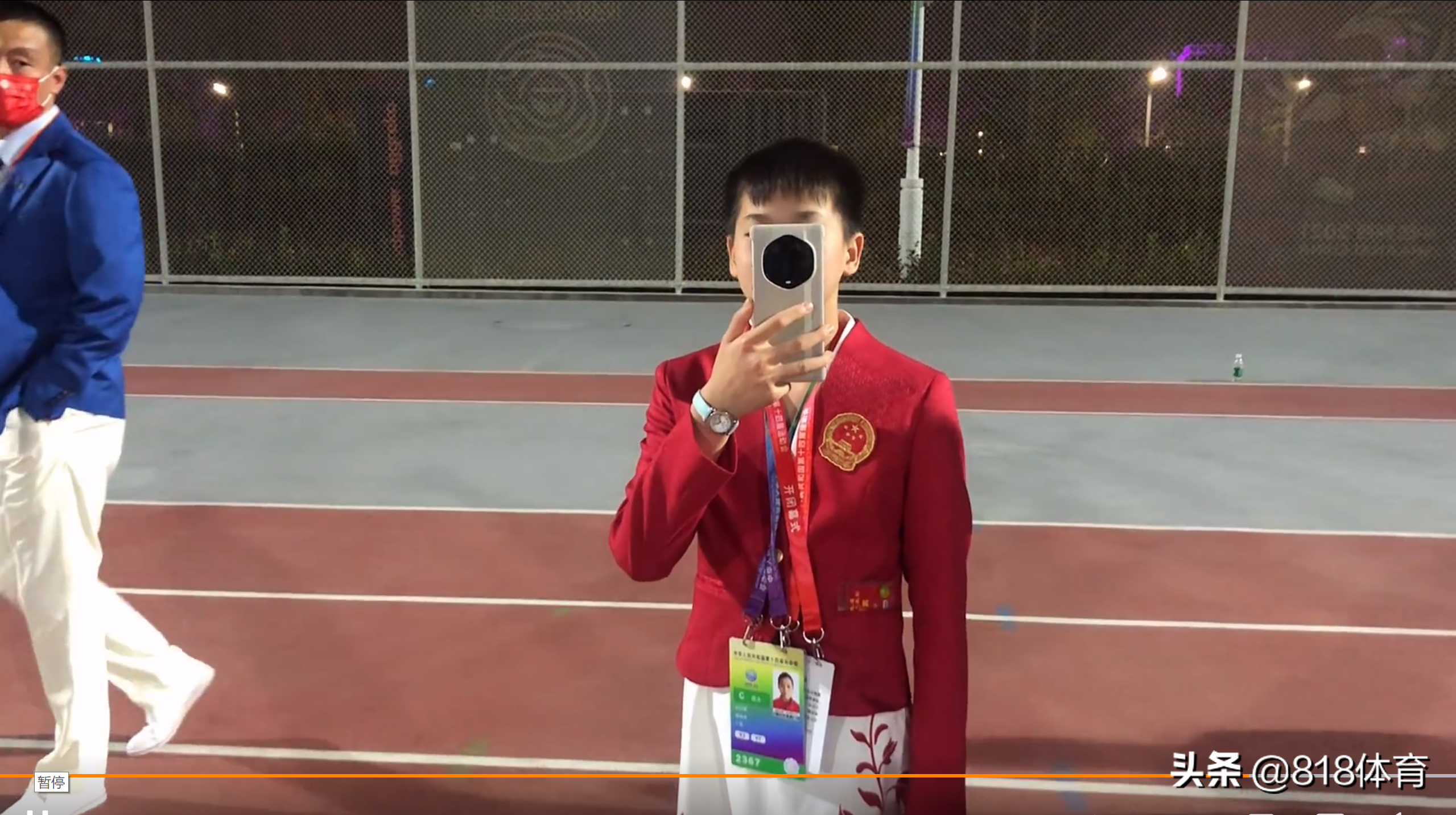 可爱!全红婵开幕式怼脸拍谢思埸,谢哥模仿何教练黑脸质问:为什么?