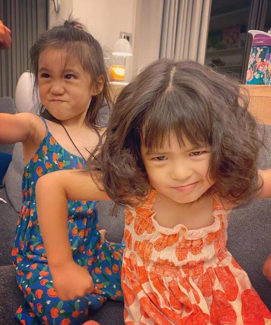 梧桐妹晒与波妞合照，镜头前波妞秒变淑女，托脸卖萌超可爱