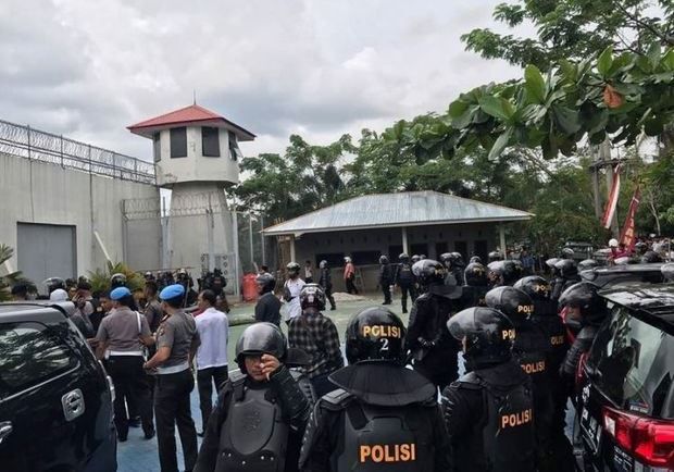 印尼逾百名囚犯越狱，用辣椒水瓶袭击狱警，目前近80人仍在逃