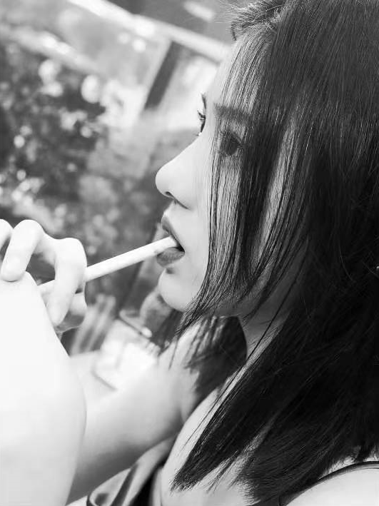 汪峰大女儿近照曝光，16岁小苹果化浓妆衣着性感，气质显成熟