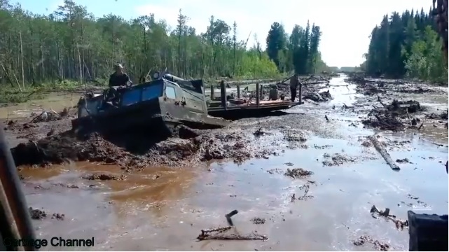 沙海巨兽，中国航天新兵器太霸道，运7吨返回舱过沙漠，如履平地