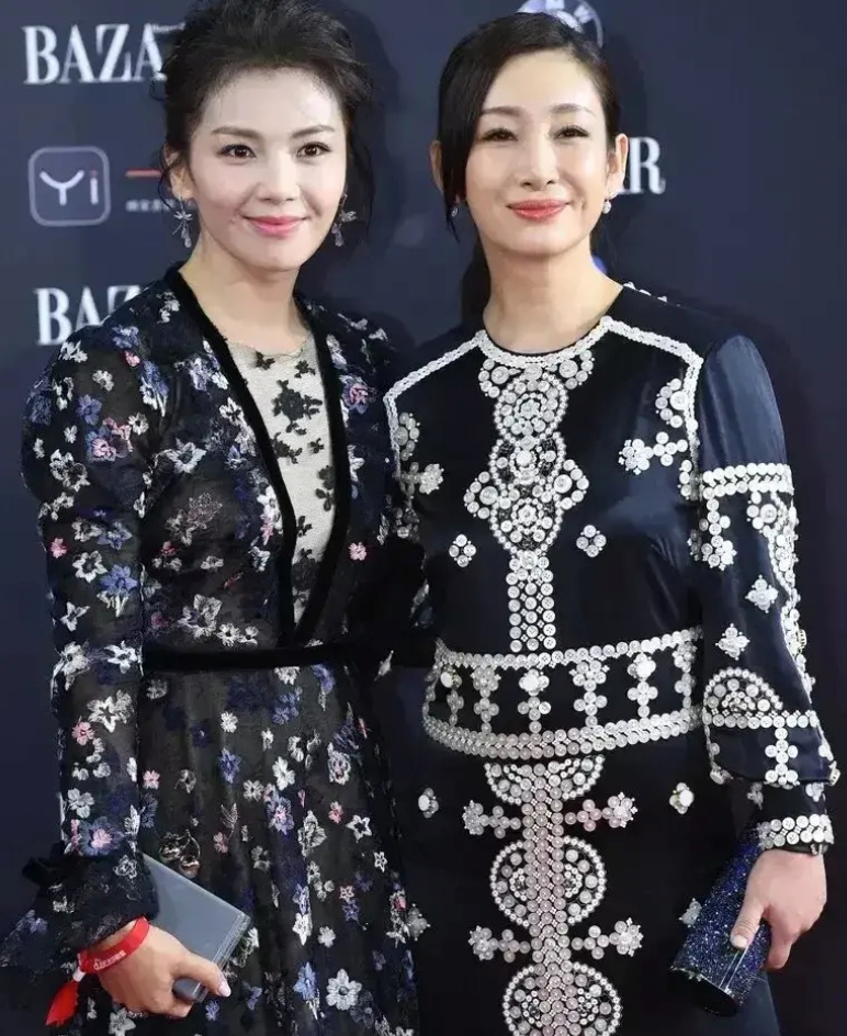 刘涛和秦海璐穿藏服被围观，录节目众保镖围成一圈，两人感情超好