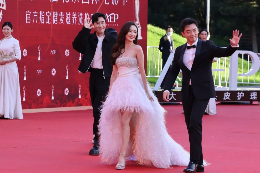 女明星红毯造型千奇百怪，杨颖太俗，梅婷让人