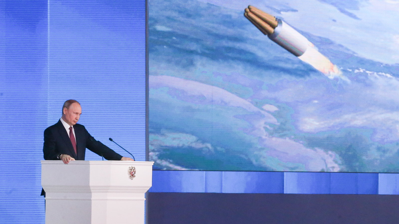 俄罗斯一口气发射4枚洲际导弹，国际评论：这头“熊”在向谁展示“利爪”？