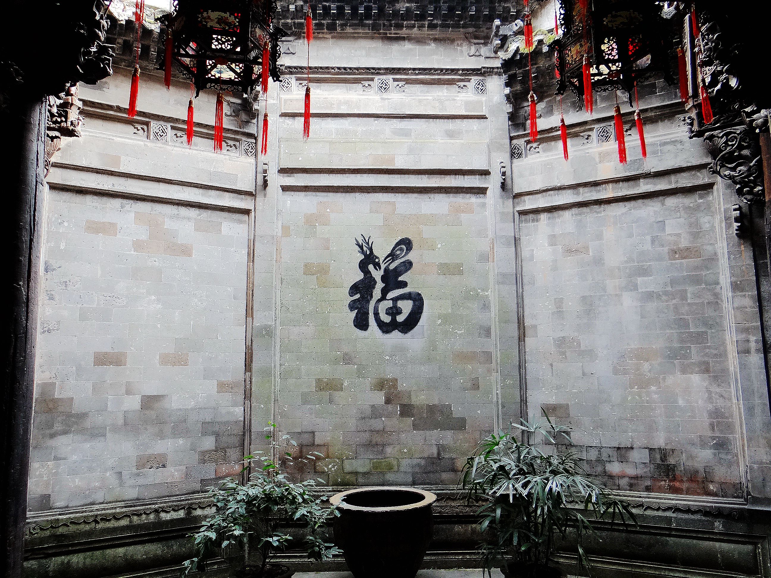 诸葛八卦村构建神奇，后世子孙多以医药为业，这是为了什么原因？