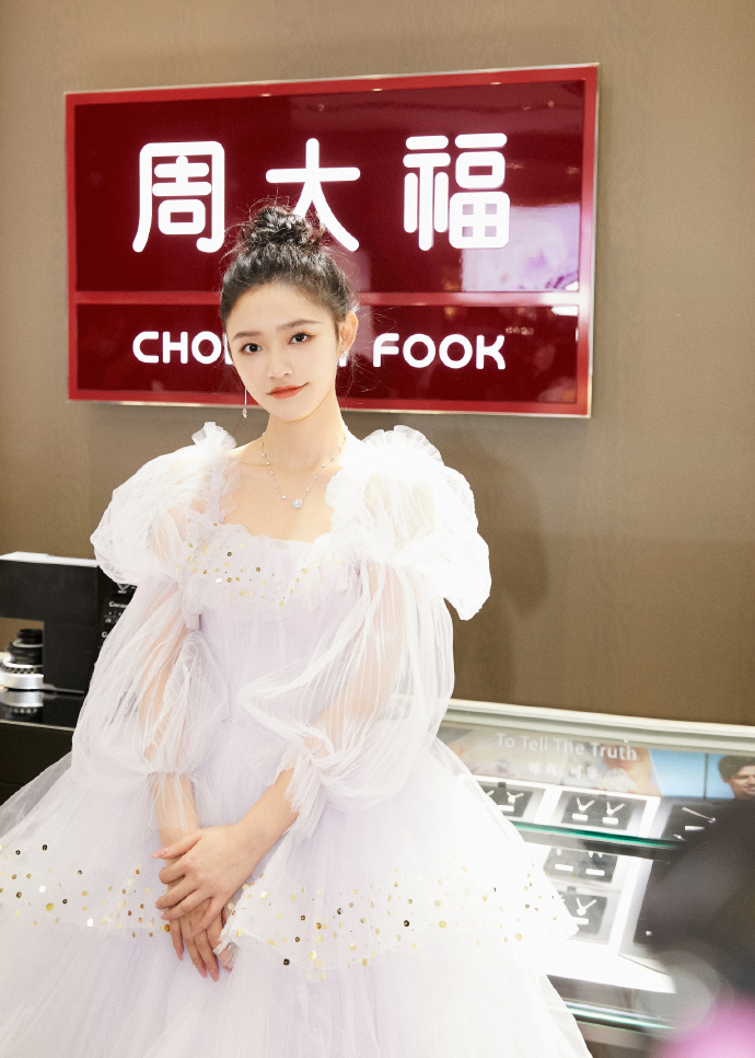 一年刷封20+！林允这张脸，凭什么在时尚圈这么