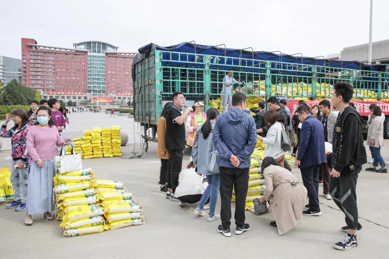 大同大学组织2021年消费扶贫在“中秋、国庆”为教职工送上慰问品活动