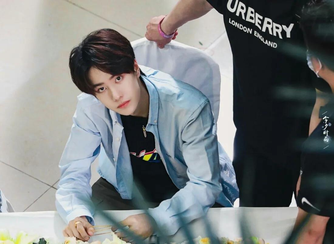 # Wang Yibo shows a body CCTV spring late couplet discharges #