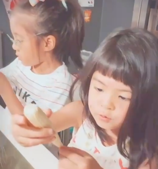 贾静雯两女儿在家洗菜，咘咘蝴蝶结造型养眼，哪知妹妹更抢镜