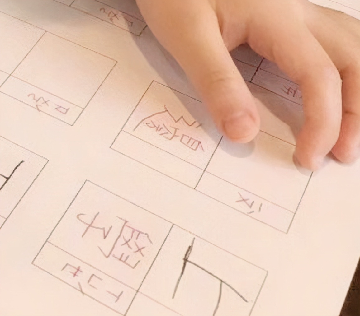 林志穎曬4歲雙胞胎兒子學漢字，雙子星寫複雜的繁體字，字跡工整