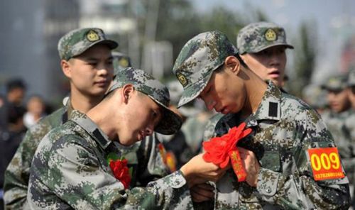 这孩子前途算完了！大学生拒服兵役被除名，学校不予办理复学手续