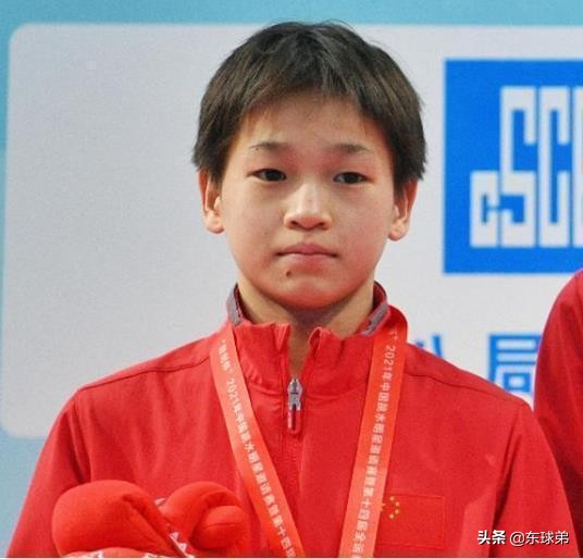 为何有那么多人愿意冒险帮助全红婵？背包挂饰、合照姿势或是答案