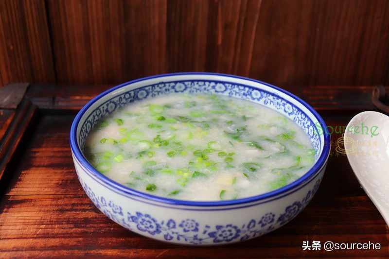 煮芋头汤时加菜心，浓稠香滑，菜心翠绿清甜、处暑之后要常吃