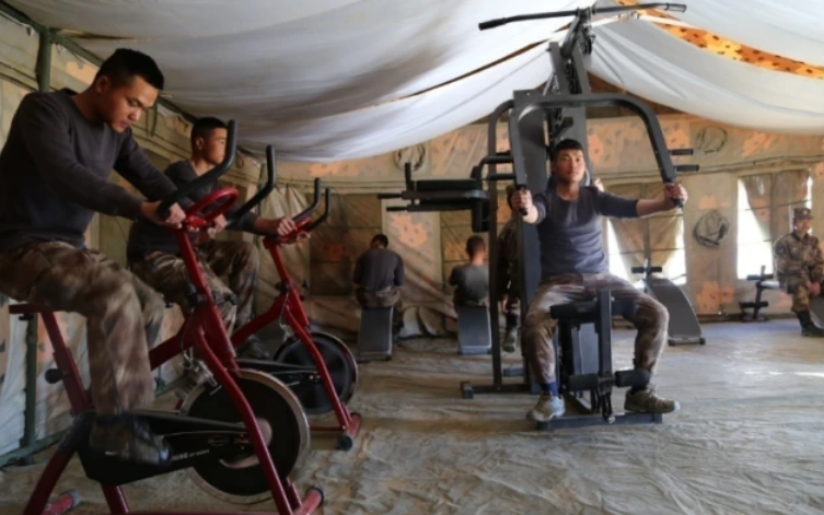 ӡ��ý������������������ǰ�߽�ž�ʿ�����ͣ�Ȼ��������������