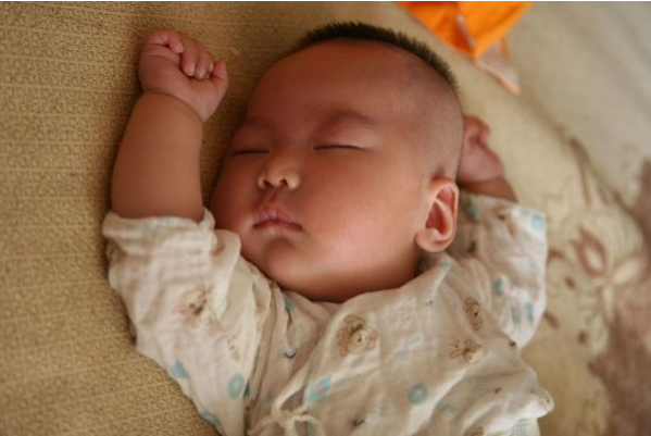 寶寶熟睡後總“滿床翻滾”？ 不是孩子活潑，或許是帶娃方式不恰當
