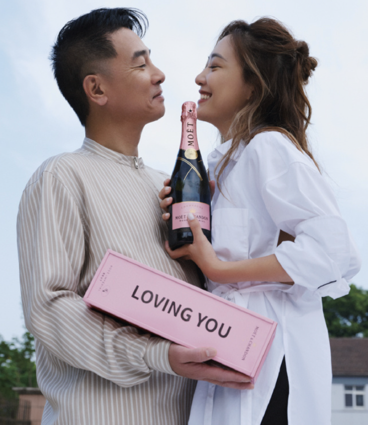 陈小春忘记婚纱照还认错儿子，应采儿皱眉苦笑，网友：要跪搓衣板