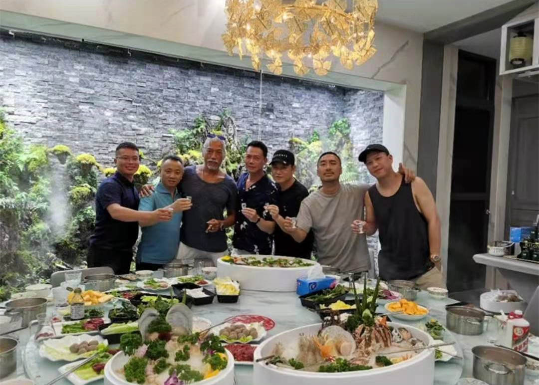 张耀扬陈小春谢天华齐聚海南，坐游艇出海吃海鲜大餐，生活惬意