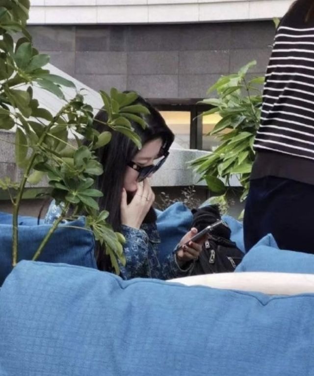 刘亦菲近照曝光，穿白色西装显脖子粗短，双下巴呼之欲出疑似变胖