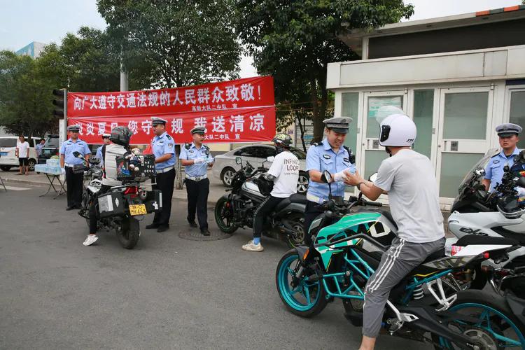 遵守交通法规 赠送一片清凉