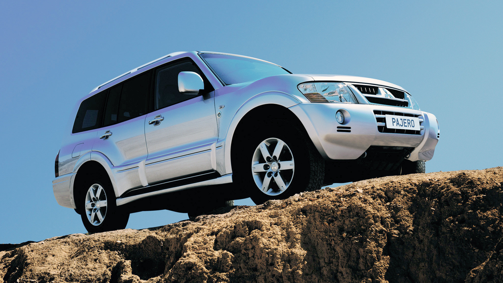 虽然帕杰罗使用了承载式车身,但凭借着三菱看家的超选四驱系统,以及