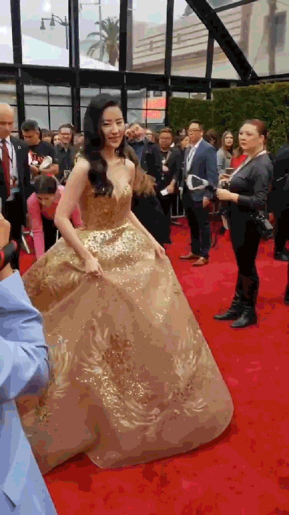 刘亦菲出席《花木兰》首映礼，穿凤凰裙颜值超高艳压全场