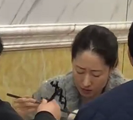 刘敏涛现身苍蝇小馆，被偷拍疑似黑脸，素颜被