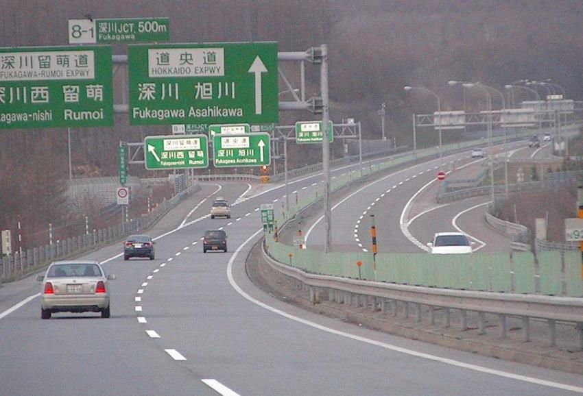 看看日本的高速公路：跟我国比已经是落后了，主要是细节上做得好