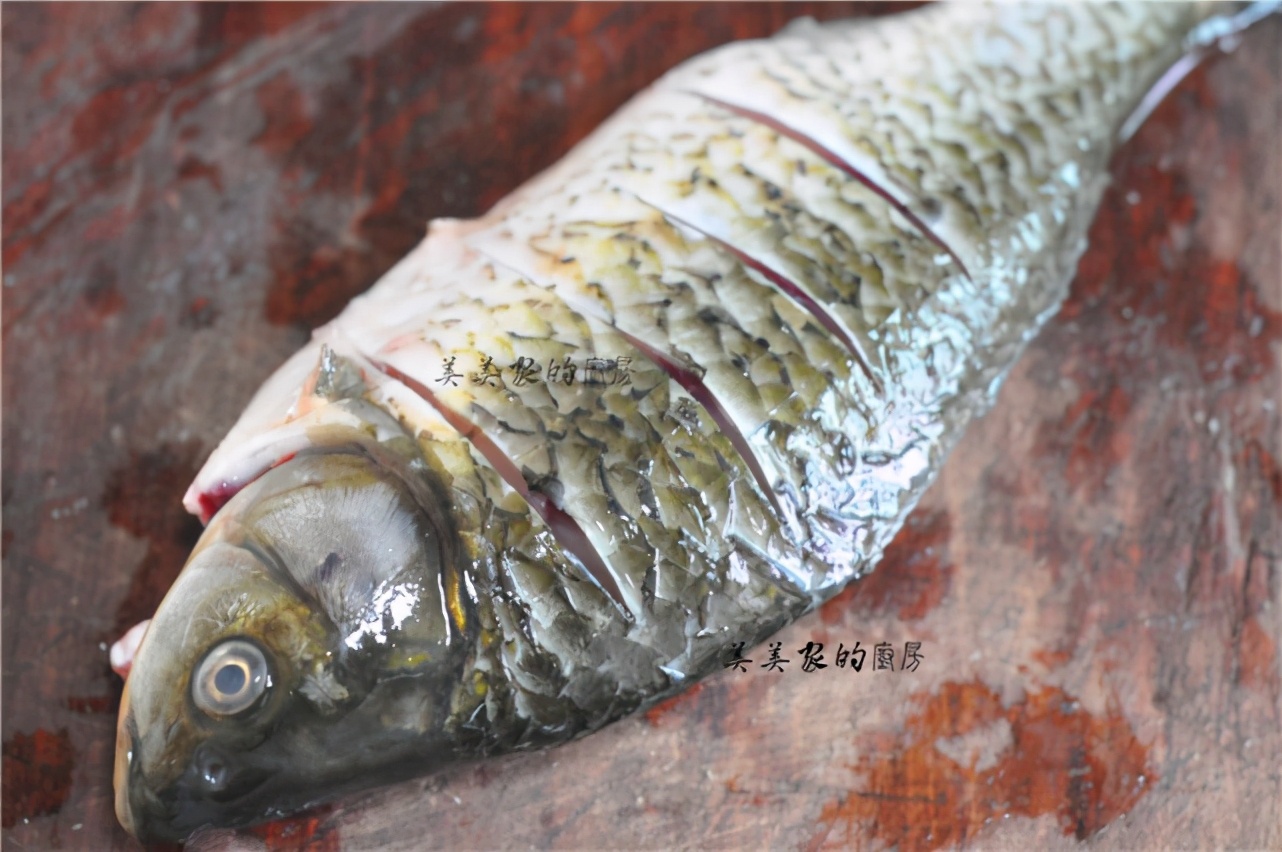 把整條魚扔進電飯鍋裡，不加油不放水，一周吃6次，餐餐都光盤