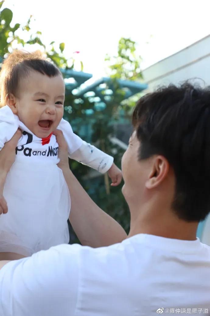 楊怡羅仲謙夫婦為女兒慶生，畫面溫馨有愛，1歲小珍珠可愛似爸爸