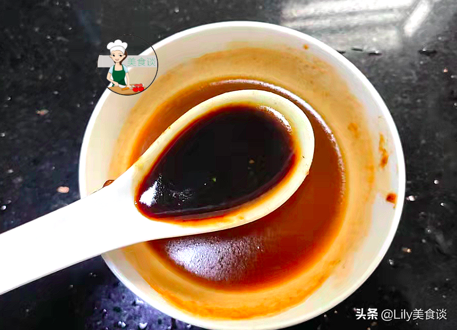 秋天，这菜三天两头必做，蒸熟淋酱汁，不放肉也香，秋天吃特养人