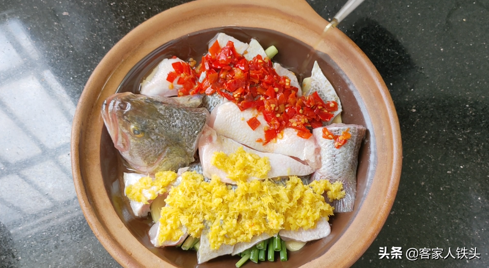 广东人焗鱼真有一套，一锅做2味，6分钟出锅，漂亮好吃待客有面子
