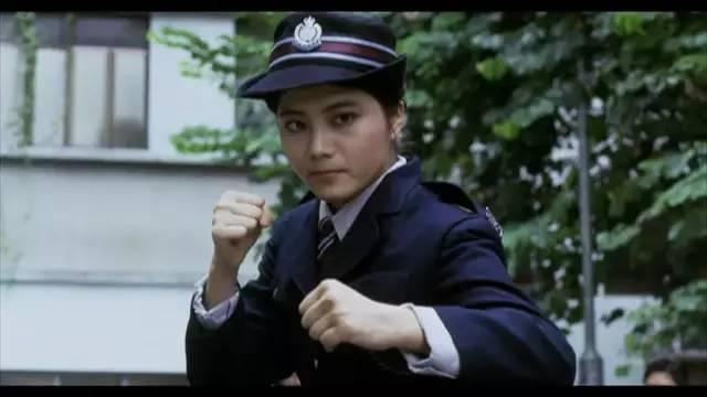 24年前，那个被周比利一脚踢进医院的女打星杨丽菁，现状如何？