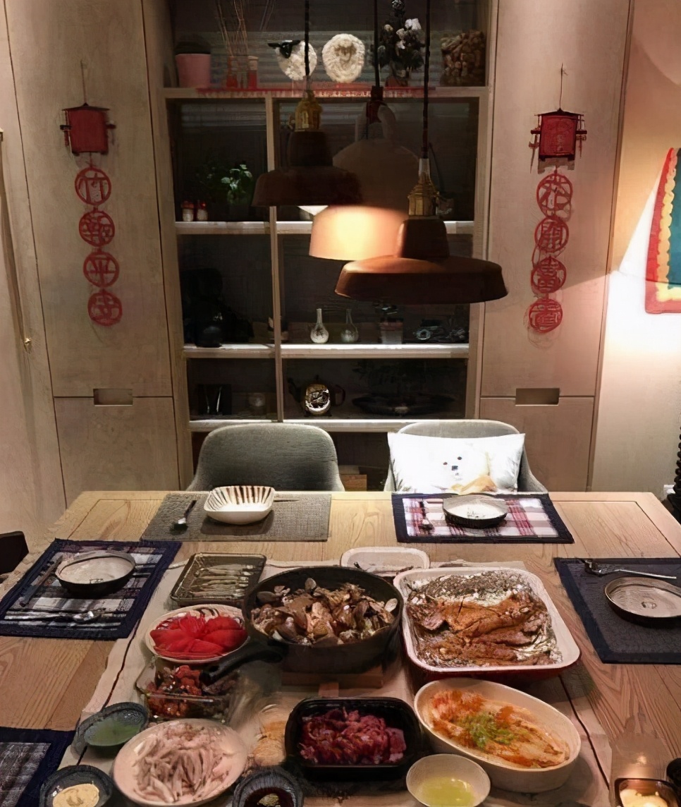 Ella一家人住的豪宅，平時都是睡在客廳，家裡臥室都成擺設了