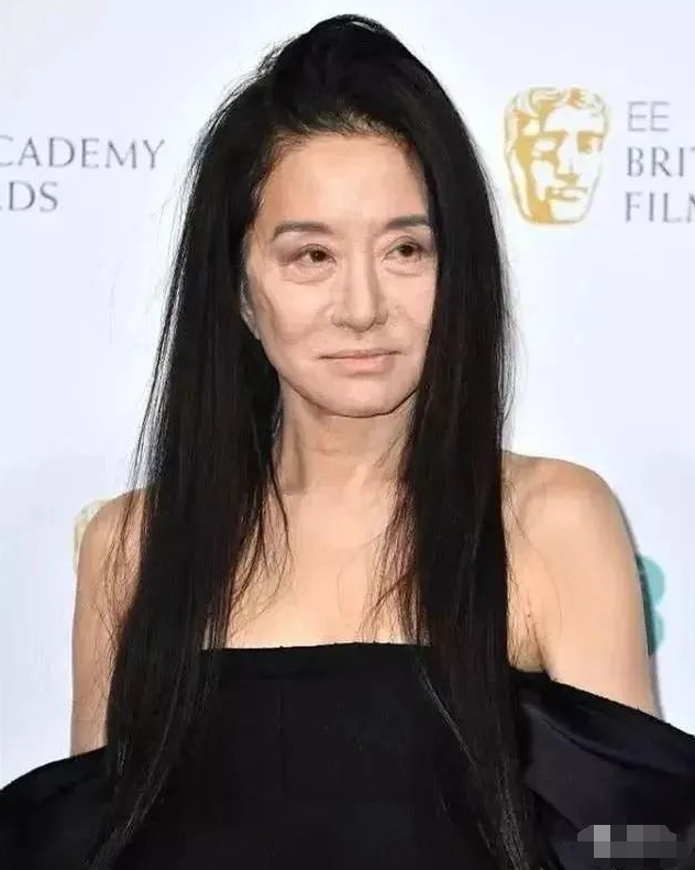 70歲的臉卻擁有20歲身材，坐擁幾十億家產(chǎn)，被稱“中國(guó)最豪奶奶”