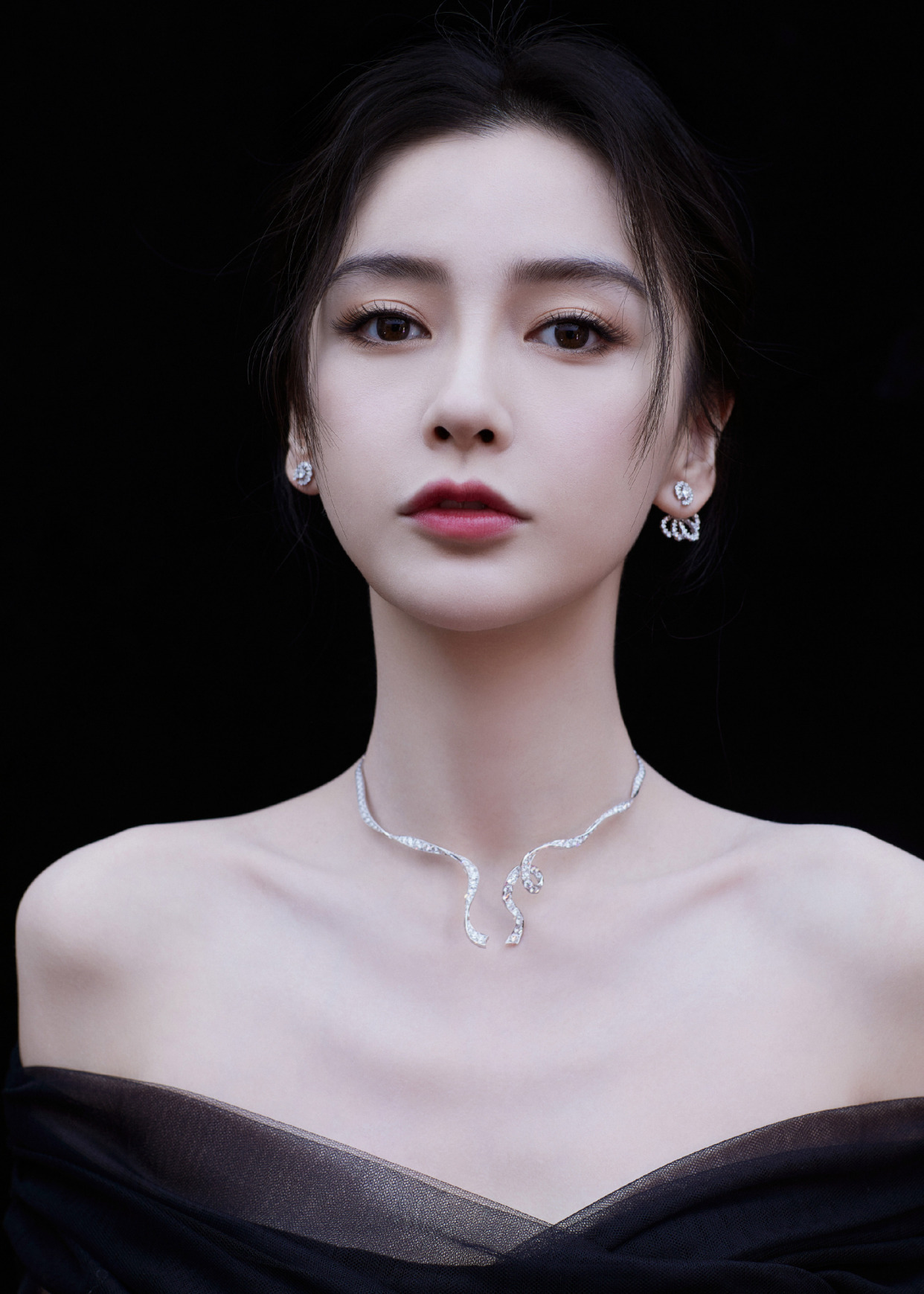 96斤刘亦菲和92斤Angelababy，同穿黑色一字肩纱裙，