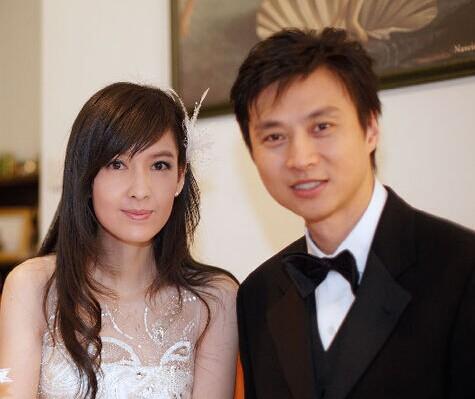 “不老女神”周慧敏的心酸人生，和她背后不得不說的男人