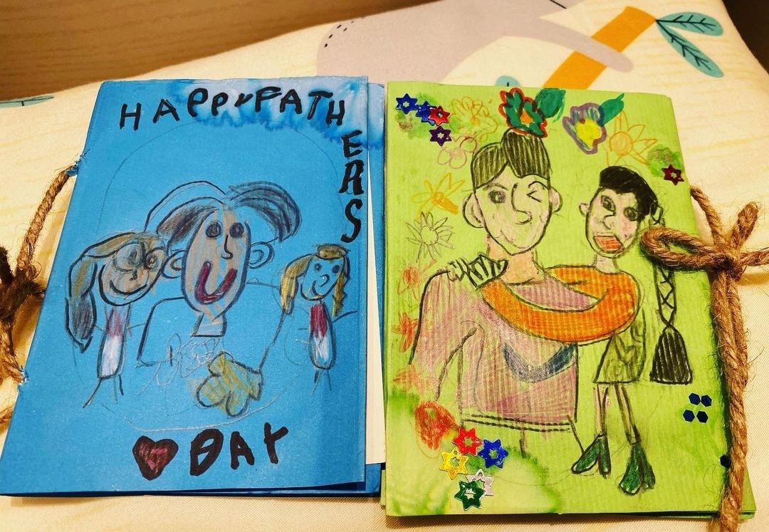 贾静雯为修杰楷过父亲节，与双方长辈合影，咘咘波妞送卡片超暖心