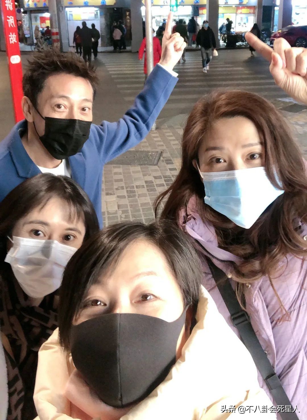 香港藝人聚會也有圈子之分，富豪明星一起玩，過氣藝人扎堆內(nèi)地