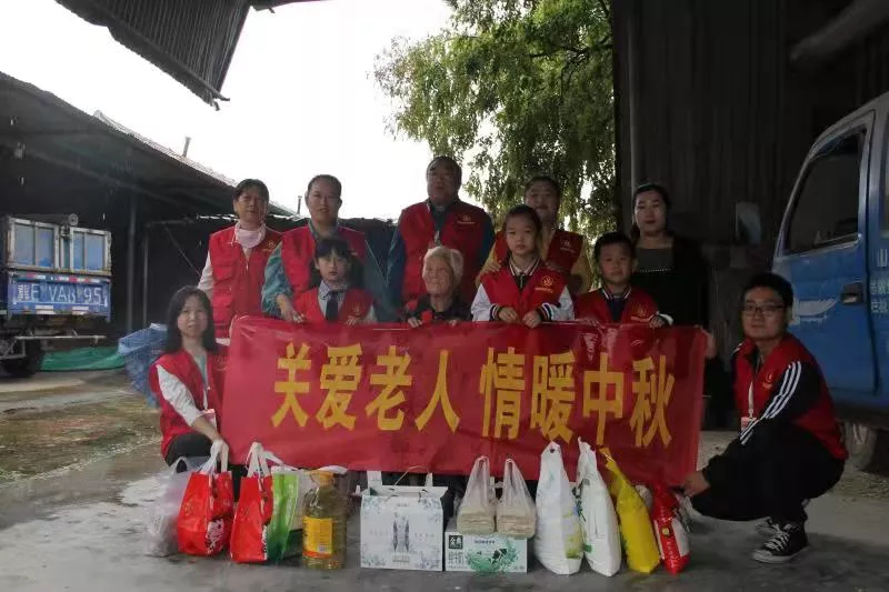 ​阳信：爱心人士冒雨给孤寡老人送中秋大礼包