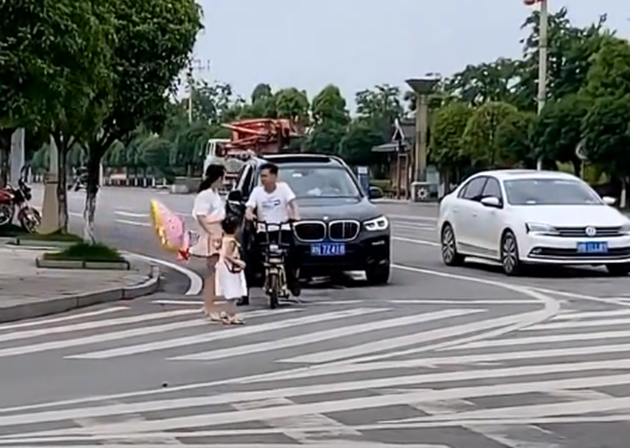 啥素质？骑共享单车挡路，还把车锁在路中间？