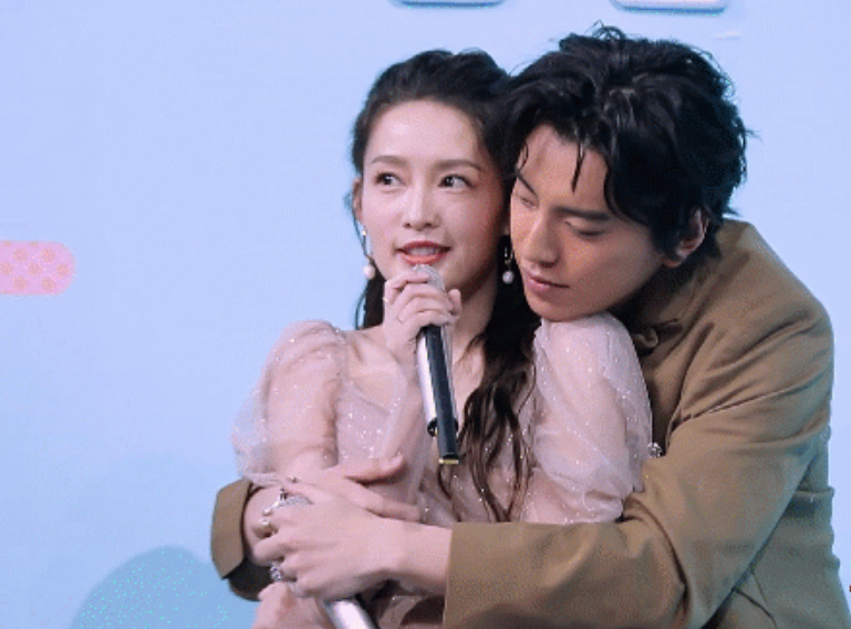 王大陆节目中抱李沁，双手位置被吐槽不绅士，