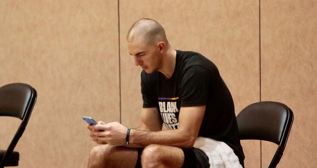 湖人最新訓練照出爐！35歲老將陪兒子練球，一眉哥軟豆一臉嚴肅！-黑特籃球-NBA新聞影音圖片分享社區