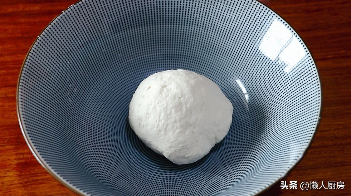 把花生米放入麵團裡，牢記這2點，花生又香又脆
