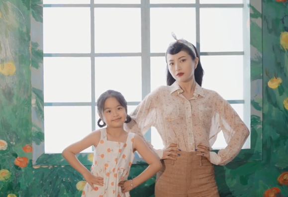 包貝爾女兒“開掛式”長大，5歲燙了一頭羊毛卷，精緻似洋娃娃