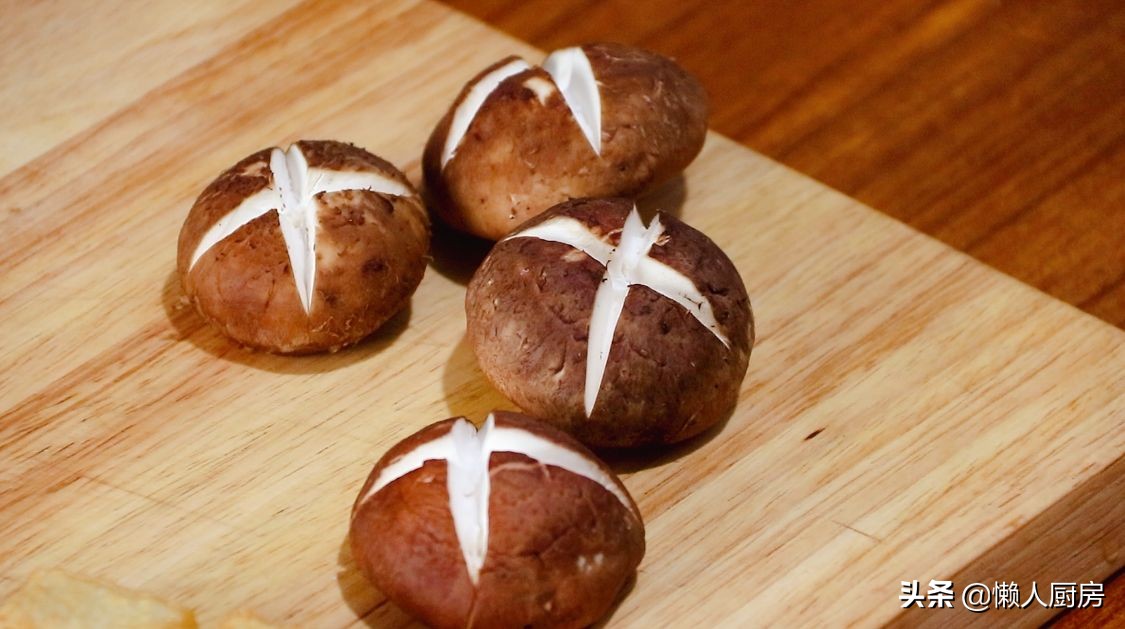 萝卜不直接吃，切成块下锅熬汤，配上火锅丸子，在家做懒人关东煮