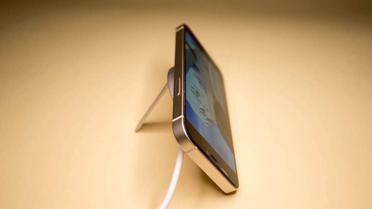 1.Magsafe新选择-ESR亿色磁吸无线充