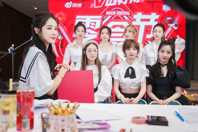 56次热搜23部综艺10个封面，李佳琦薇娅变成明星